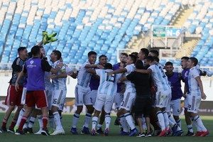 ELLITORAL_239052 |  Agencia Jugadores de Argentina festejan el triunfo ante Uruguay que les dio el pase la Mundial de Polonia.