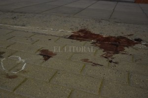ELLITORAL_413571 |  Alberto Fabatía Los rastros de sangre que quedaron en la zona de Blas Parera y Florencio Fernández, tras el ataque a tiros de los  sicarios