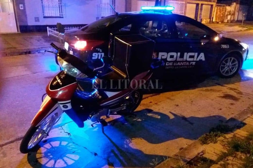 ELLITORAL_416084 |  Gentileza Prensa AIC Un repartidor denunció este viernes la sustracción de la moto, la cual quedó abandonada en una esquina de barrio Chalet.