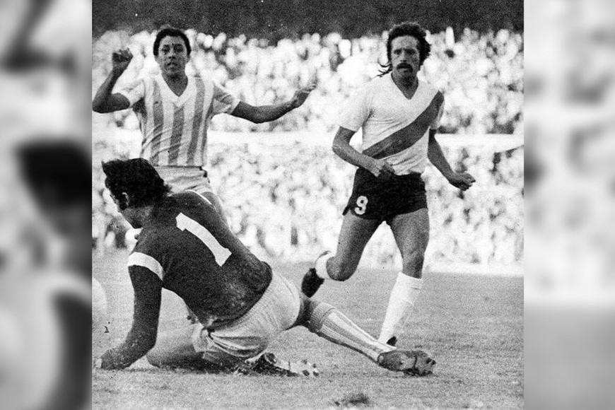 ELLITORAL_370650 |  Gentileza El Gráfico Marcando a Luque. El mano a mano con Leopoldo, en uno de los tantos Racing-River.  Me dio mucha tristeza la muerte de Leopoldo, no soy de andar todos los días consumiendo noticias. Pensé que se había curado y de golpe me avisaron lo que pasó .