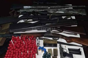 ELLITORAL_373168 |  Prensa URI Siete armas de fuego y municiones de distintos calibres fueron incautados el martes, de la casa de los padres del imputado, en Barranquitas Este.