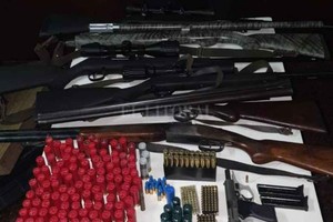 ELLITORAL_373168 |  Prensa URI Siete armas de fuego y municiones de distintos calibres fueron incautados el martes, de la casa de los padres del imputado, en Barranquitas Este.