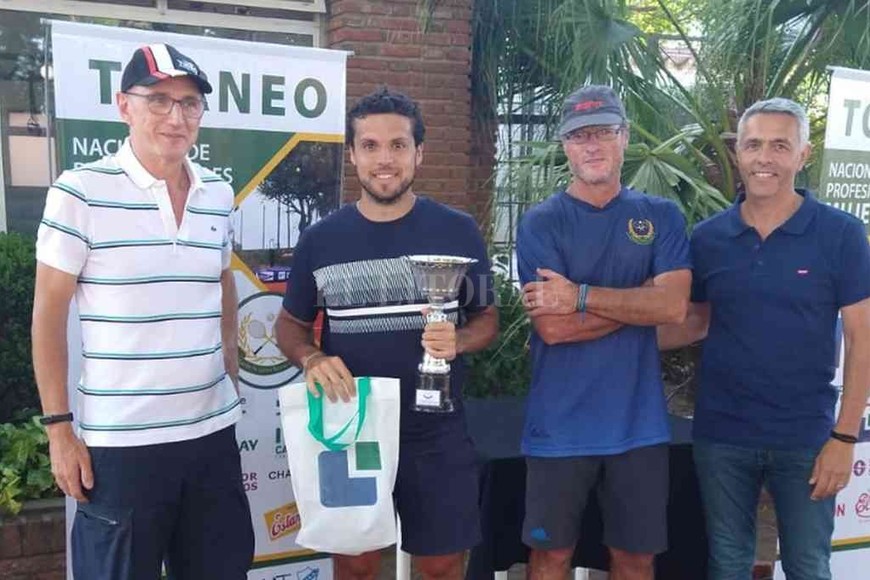 ELLITORAL_419964 |  Gentileza Gabriel Hidalgo, de la ciudad de Concordia, y el trofeo por haber ganado entre los hombres.
