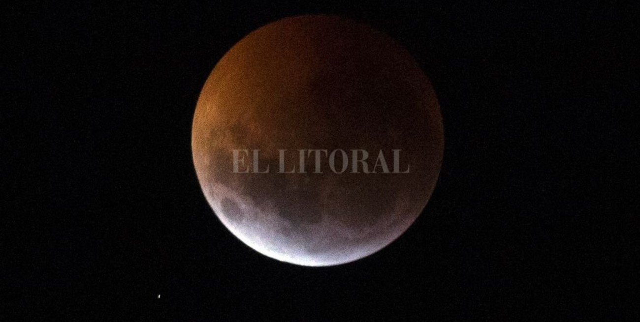 El eclipse parcial de luna se podrá observar durante la madrugada del viernes en Santa Fe