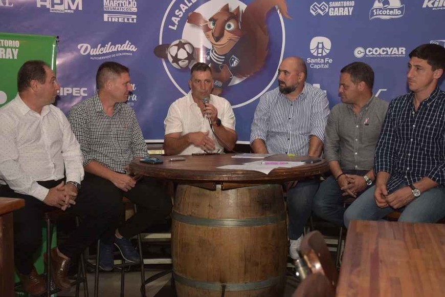 ELLITORAL_412416 | Gentileza Presentes. En la Recoleta, la presentación. Además de la presencia de Juanchi Pizzi, estuvieron los concejales Leandro González y Julio Paco Garibaldi, Lucas Yori (presidente de La Salle), César Rodríguez (miembro de la comisión directiva), y Martín Maciel, coordinador de la escuelita de fútbol y las infantiles del club. Al tiempo que también se hizo presente Axel Menor, director de Deportes de la Municipalidad.