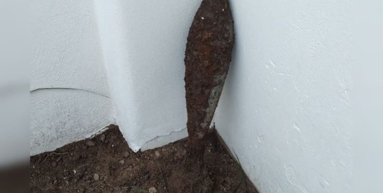 Una cordobesa encontró un "misil" enterrado en su patio y se hizo viral