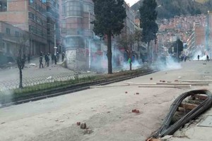 Twitter La Policía, volvió a frenar el avance de los movilizados con cargas de gases lacrimógenos.