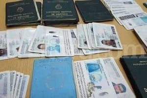 ELLITORAL_171372 |  Gentileza Dirección de Derechos Ciudadanos del municipio Algunos de los documentos personales que se resguardan en el departamento de extravíos.