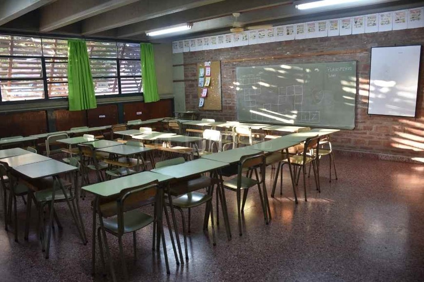 ELLITORAL_370734 |  Flavio Raina Junto al lápiz y el papel, la ventilación cruzada y la sanitización de las superficies integran la rutina escolar. Nadie que no pertenezca a la burbuja, ingresa al salón de clases.