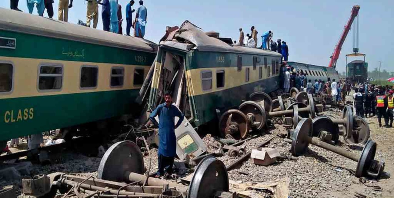 Ascienden a 63 los muertos tras el doble accidente ferroviario en Pakistán