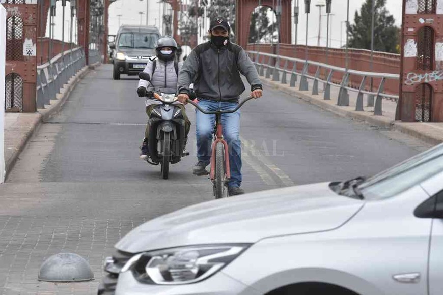 ELLITORAL_405852 |  Guillermo Di Salvatore ¿Bicis? Proponen que el Puente Colgante sea para peatones y ciclistas, una idea que se discute desde hace varios años.