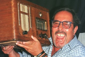 Archivo El Litoral - Alejandro Villar Encender la radio era mi recreo diario, la hora feliz, mi mejor momento. Y la radio, como el amor, tiene música.