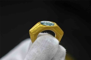 ELLITORAL_426313 |  Gentileza n anillo de oro con el símbolo del Buen Pastor, una de las primeras expresiones para referirse a Jesús, se exhibe en el laboratorio de la Autoridad de Antigüedades de Israel en Jerusalén el 22 de diciembre de 2021.