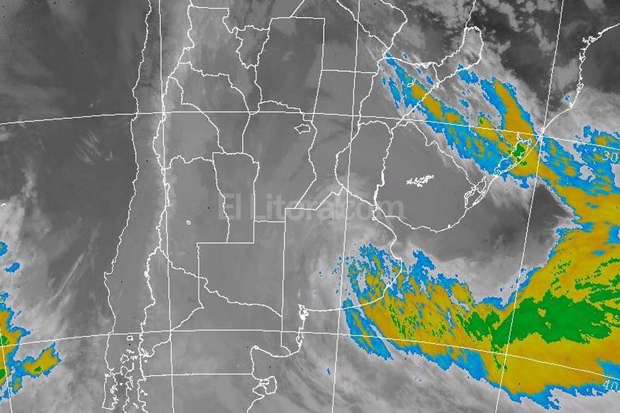 ELLITORAL_157174 |  Imagen satelital del Servicio Meteorológico Nacional. Topes nubosos. Aquí se observa el ingreso del ciclón desde el océano Atlántico hacia el continente.