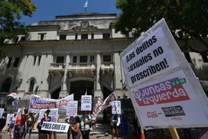 ELLITORAL_427774 |  Mauricio Garín A los afiches con el rostro del fiscal Roberto Olcese, se sumó una marcha frente al edificio de tribunales.