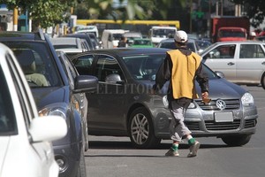 Archivo El Litoral / Mauricio Garín Existen sujetos que ilegalmente se apropian del espacio pretendiendo brindar un servicio de estacionamiento irregular, muchas veces bajo amenazas o agresiones , coinciden Ceresola y Mastropaolo.