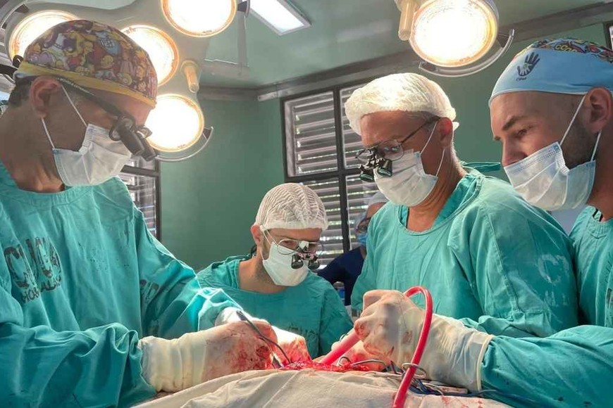 ELLITORAL_433425 |  Gentileza Parte de los médicos en plena acción el 27 de diciembre. La intervención a Johan, duró más de 5 horas.