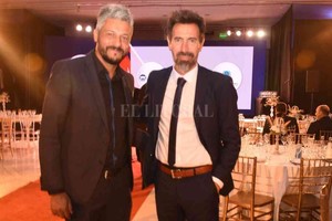 ELLITORAL_423904 |  Mauricio Garín Los dos entrenadores. Gustavo Munúa, el uruguayo que dirige a Unión; Eduardo Rodrigo Domínguez, el  Barba  que sacó campeón a Colón. Se conocieron en la Fiesta del Deporte y posaron a pedido de El Litoral.