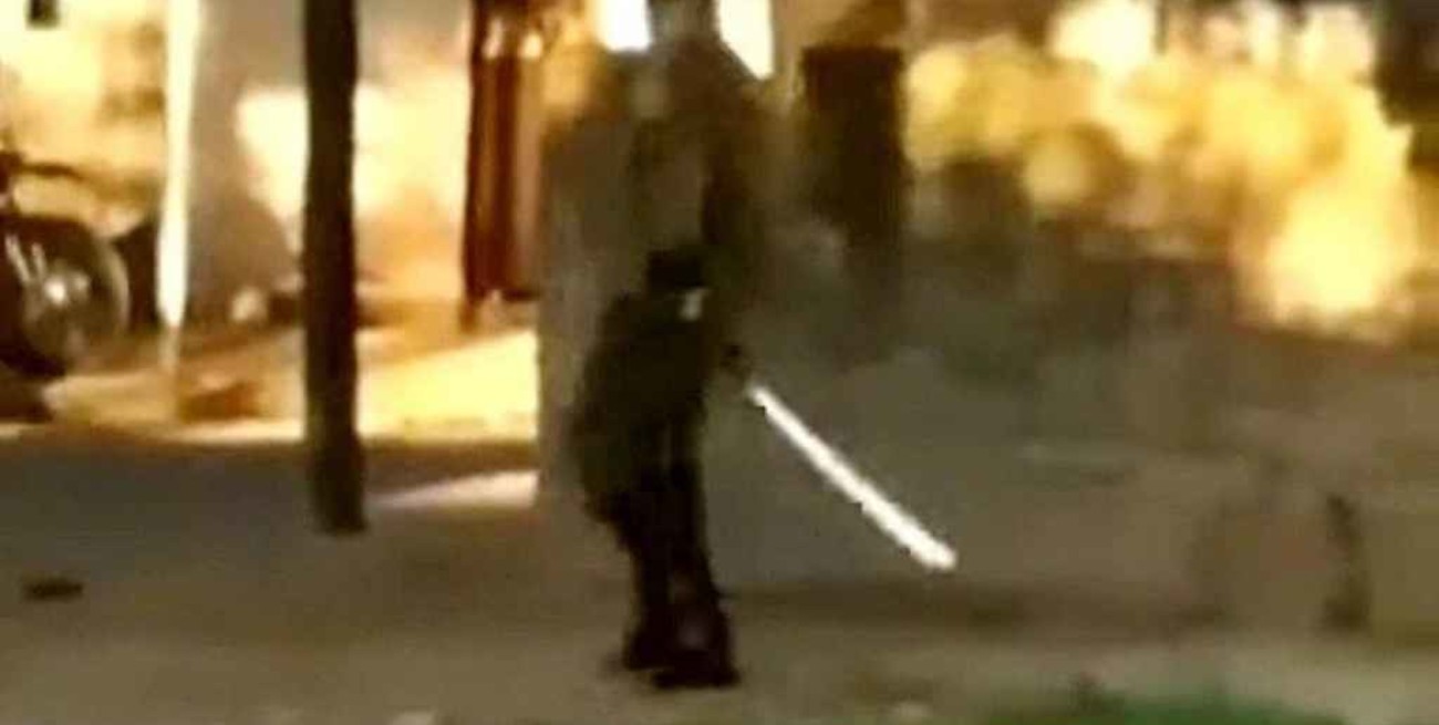 Video: enmascarado y con una katana, un hombre aterroriza a los vecinos en Buenos Aires