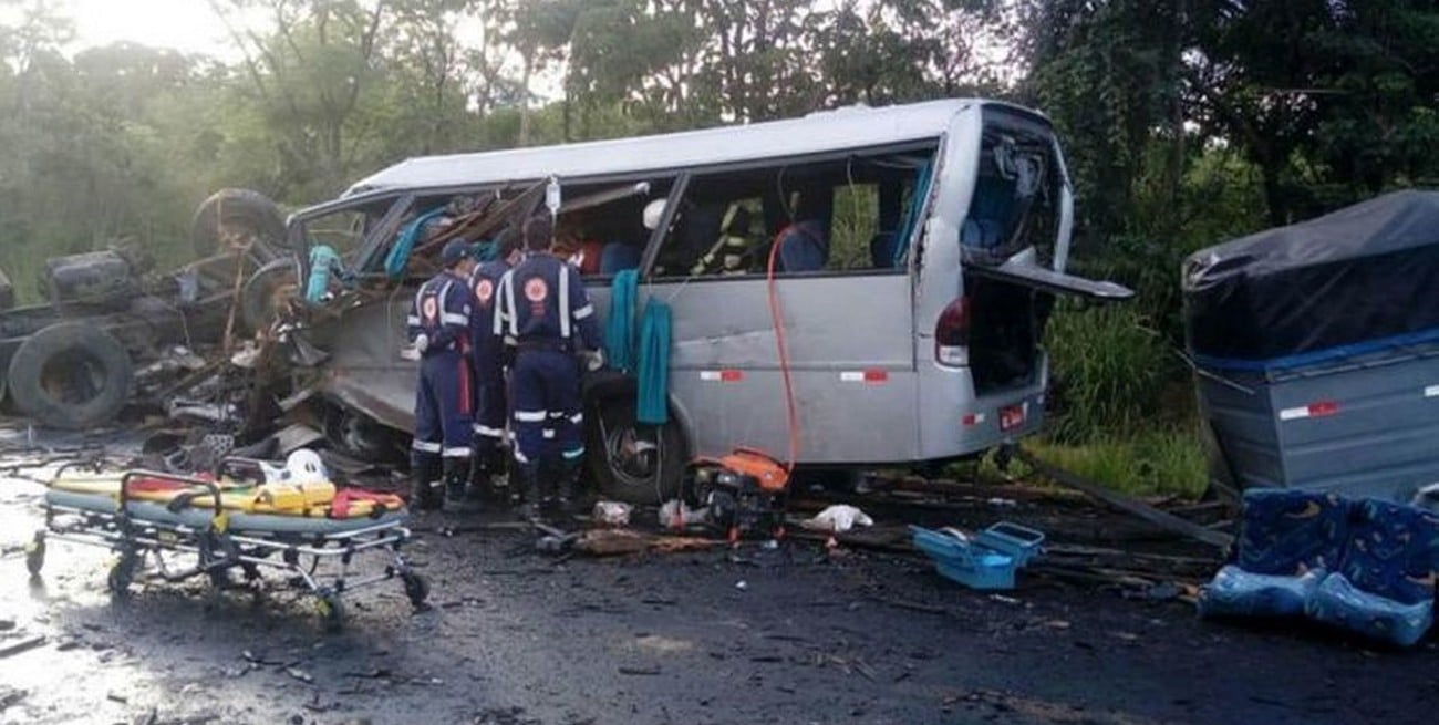 Un accidente de tránsito en Brasil dejó 13 personas fallecidas