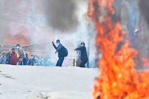 ELLITORAL_407326 |  Twitter Durante los choques, se detonaron cartuchos de dinamitas y petardos en el bloque de los cocaleros y la Policía respondió con gases lacrimógenos.