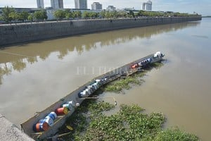 ELLITORAL_421919 |  Flavio Raina INSTANTÁNEA -  Hundido . El pontón de embarque del Costa Litoral está parcialmente sumergido en el Dique I del Puerto de Santa Fe.