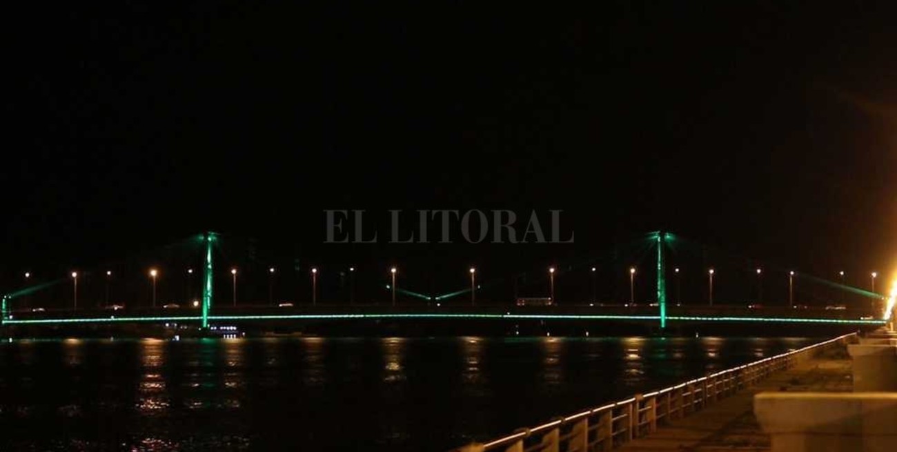 El Puente Colgante se tiñe de verde 