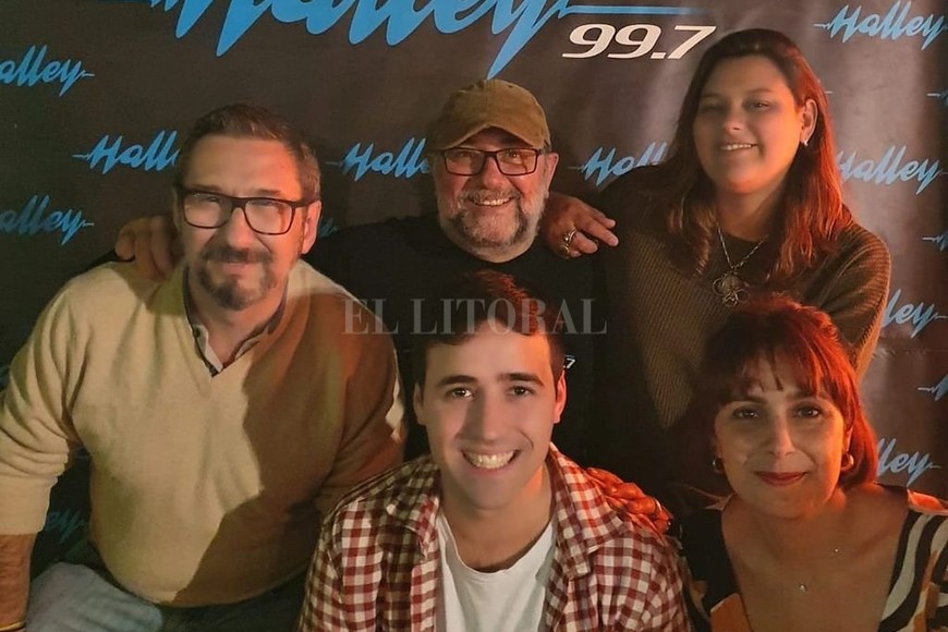 ELLITORAL_415093 |  Gentileza Halley Hay equipo: Daniel Musolino (al centro arriba), escoltado por Quique Cuevas, artífice del programa ómnibus de los sábados a la mañana arranca un ( Un toque de sábado ) y Carolina Vera; abajo Lautaro Musolino ( Electro Halley ) y Asun Serralunga (columnista culinaria).