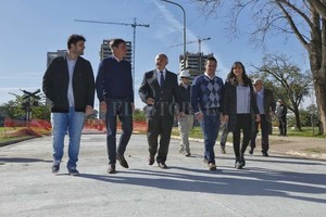 Gentileza Gobierno de la Provincia de Santa Fe Parque Federal. El gobernador recorrió obras provinciales, aquí en calle Quintana, junto a Jatón, González y otros candidatos del Frente Progresista.