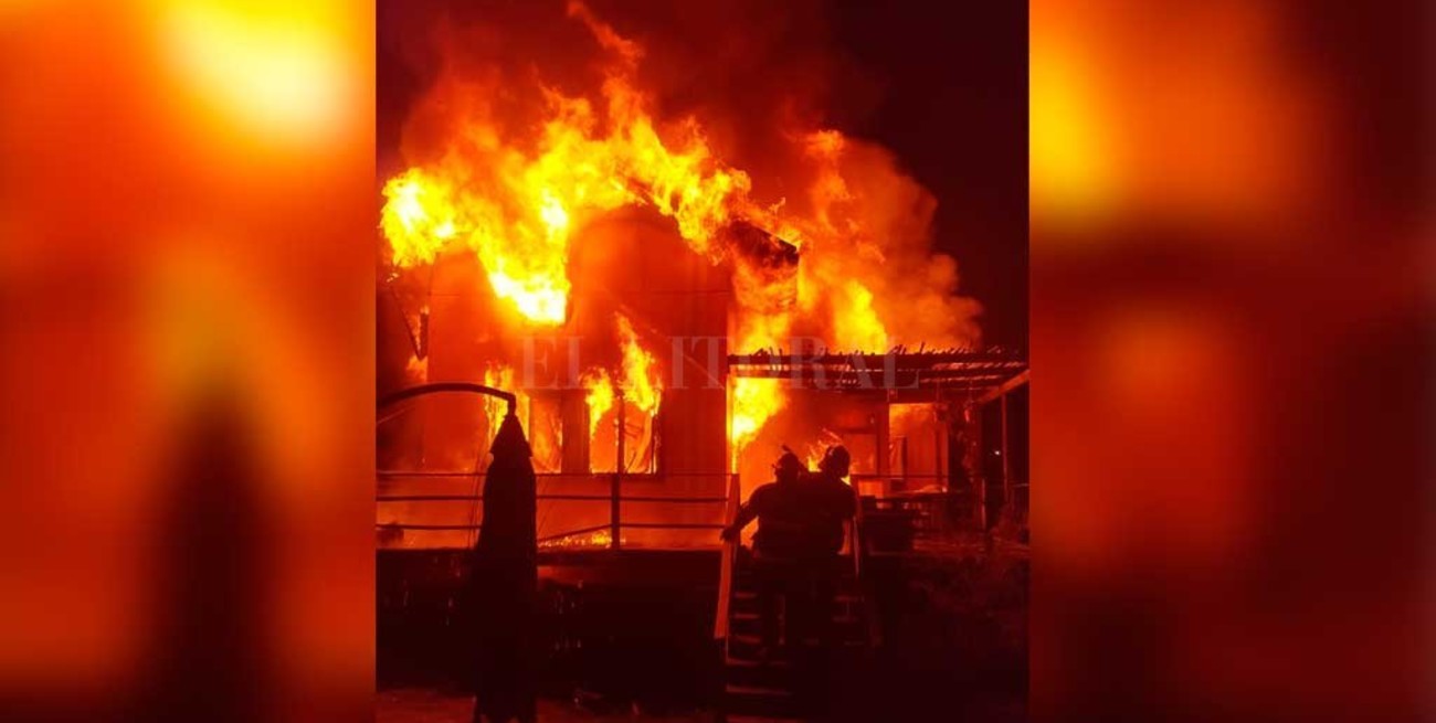 Video: colosal incendio  de una vivienda de Arroyo Leyes