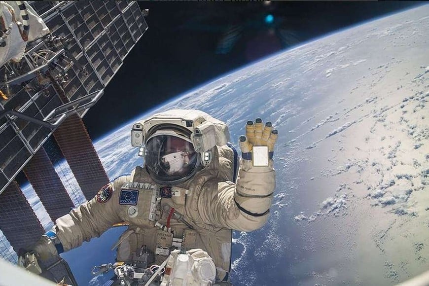 ELLITORAL_185379 |  Twitter astronauta Ignazio Magnani Un astronauta saluda desde la ISS.