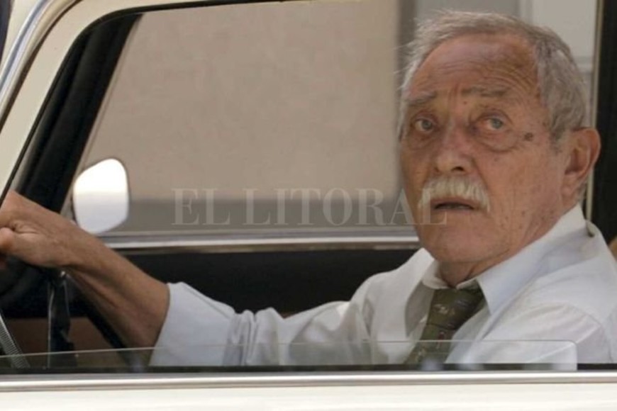 ELLITORAL_404126 |  Gentileza Lechuza Films Eugenio Emilio  Cacerola  Juárez, protagonista del videoclip, a bordo del Peugeot  404 color natural  del qué habla la letra.