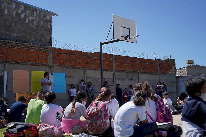 ELLITORAL_413474 |  Gentileza Valeria Pascullo Nos sorprendió el conocimiento de muchos chicos, que en sus casas ya están generando compost , remarcó Joaquín Azcurraín, referente de Igualdad.