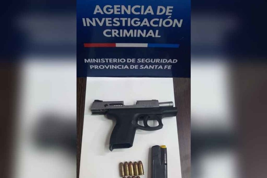 ELLITORAL_435879 |  Gentileza AIC En el domicilio de Mansilla se secuestró una pistola 9mm, que estaba escondida en el placard de su dormitorio.
