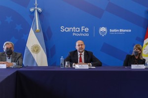 Archivo El Litoral. Rodenas, vicegobernadora a  cargo de la presidencia del Senado; Perotti, gobernador y Pablo Farías, presidente de la Cámara de Diputados.