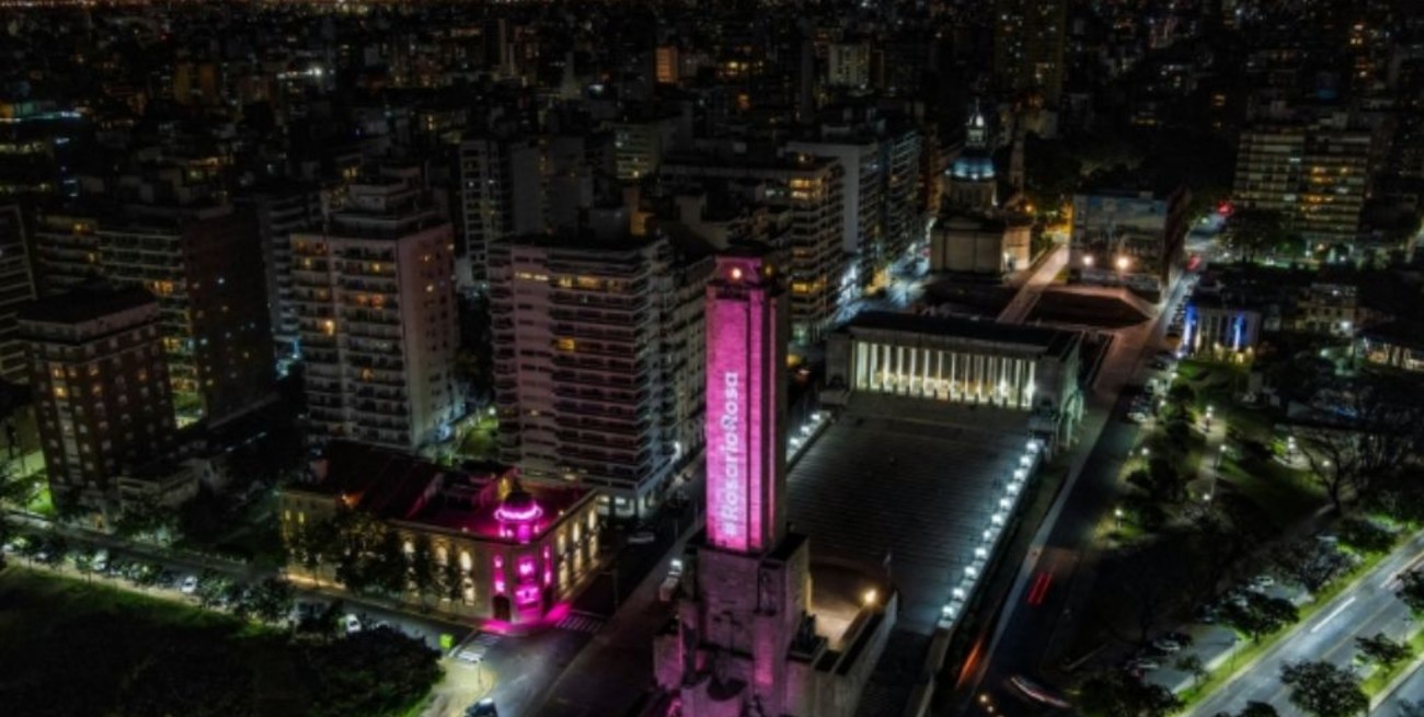 Iluminaron de rosa el Monumento a la Bandera por el mes de lucha contra el cáncer de mama
