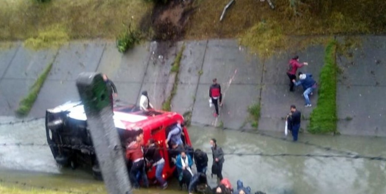 Bogotá: unas 20 personas resultaron lesionadas en un bus que rodó a un caño