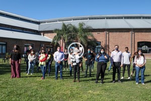 En  La Redonda, Arte y Vida Cotidiana , el ministerio de Desarrollo Social entregó las 10 primeras tarjetas con la asignación mensual a jóvenes que participan del programa.