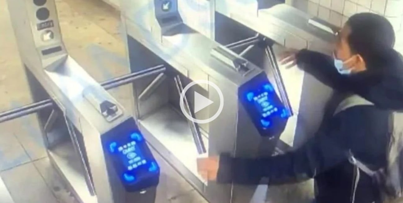 Video: intentó "colarse" en el metro de Nueva York, pero se quebró el cuello y murió