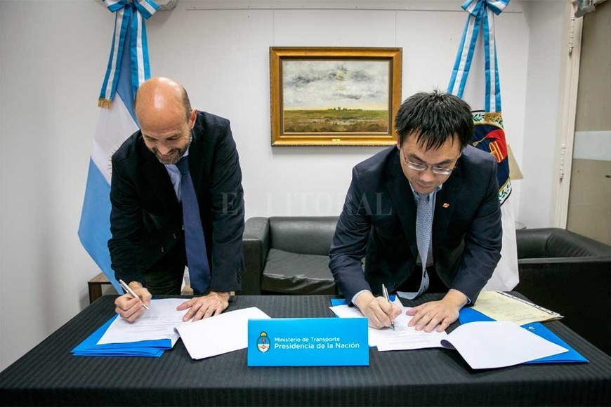 ELLITORAL_251319 |  Gentileza Ministerio de Transporte de la Nación El ministro Dietrich firmó la ampliación del convenio con representantes de la empresa china