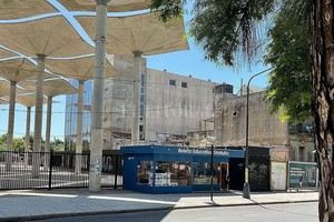 Gentileza En febrero de 2021 se instaló frente a El Molino Fábrica Cultural una casilla que a todas luces resulta inapropiada, inadecuada y mal ubicada que entorpece las visuales y accesos a una obra que pertenece al patrimonio arquitectónico santafesino.