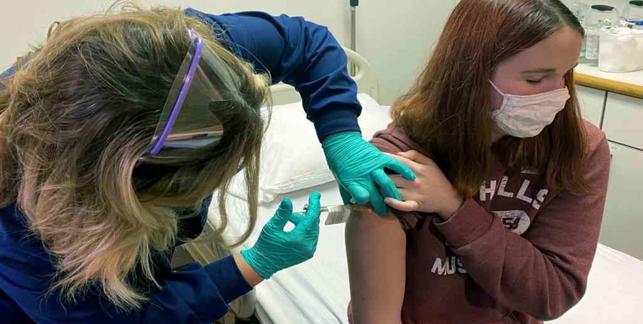 Pfizer/BioNTech pidieron autorización en la Unión Europea para administrar su vacuna a jóvenes de 12 a 15 años