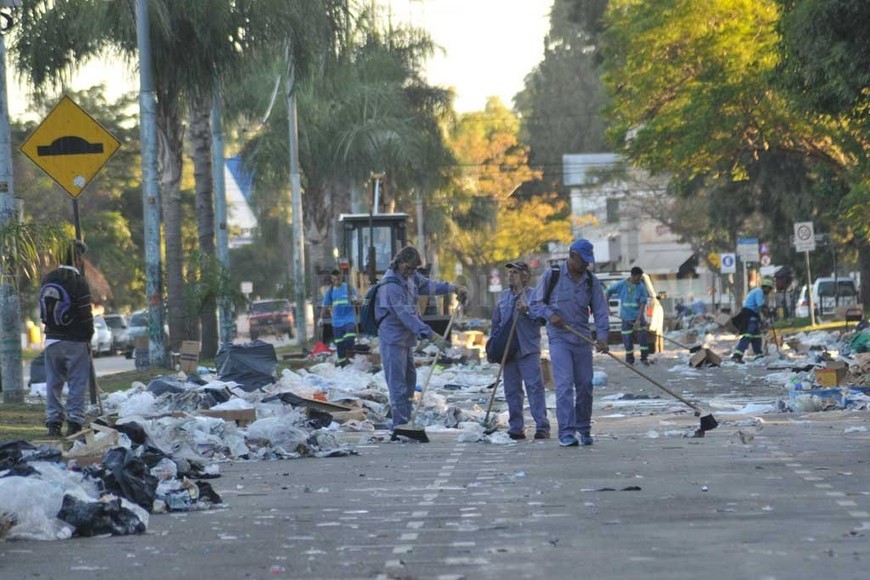 ELLITORAL_229916 |  Archivo El Litoral / Flavio Raina Detonada. Así quedó la costanera luego de la última edición de la Fiesta de Guadalupe. Las cuadrillas tuvieron que ir con una  topadora  para levantar los residuos.