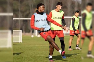 Gentileza Prensa Club Colón Hay  Gato ...suelto. De las primeras imágenes de Mauro Formica en el predio sabalero y como único refuerzo, por ahora, del Colón Campeón. El ex Newell´s le mete con todo en doble turno para ponerse a la misma altura que el resto.