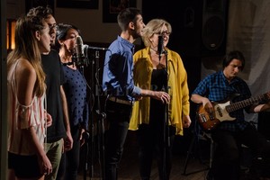 Gentileza Julieta Oberlin/Not Momma Alicia Galli, Janise Fladung, Claudia Correa, Matías Lapunzina y Mauricio Arce, artífices de esta puesta renovada y ambientada en los ?60.