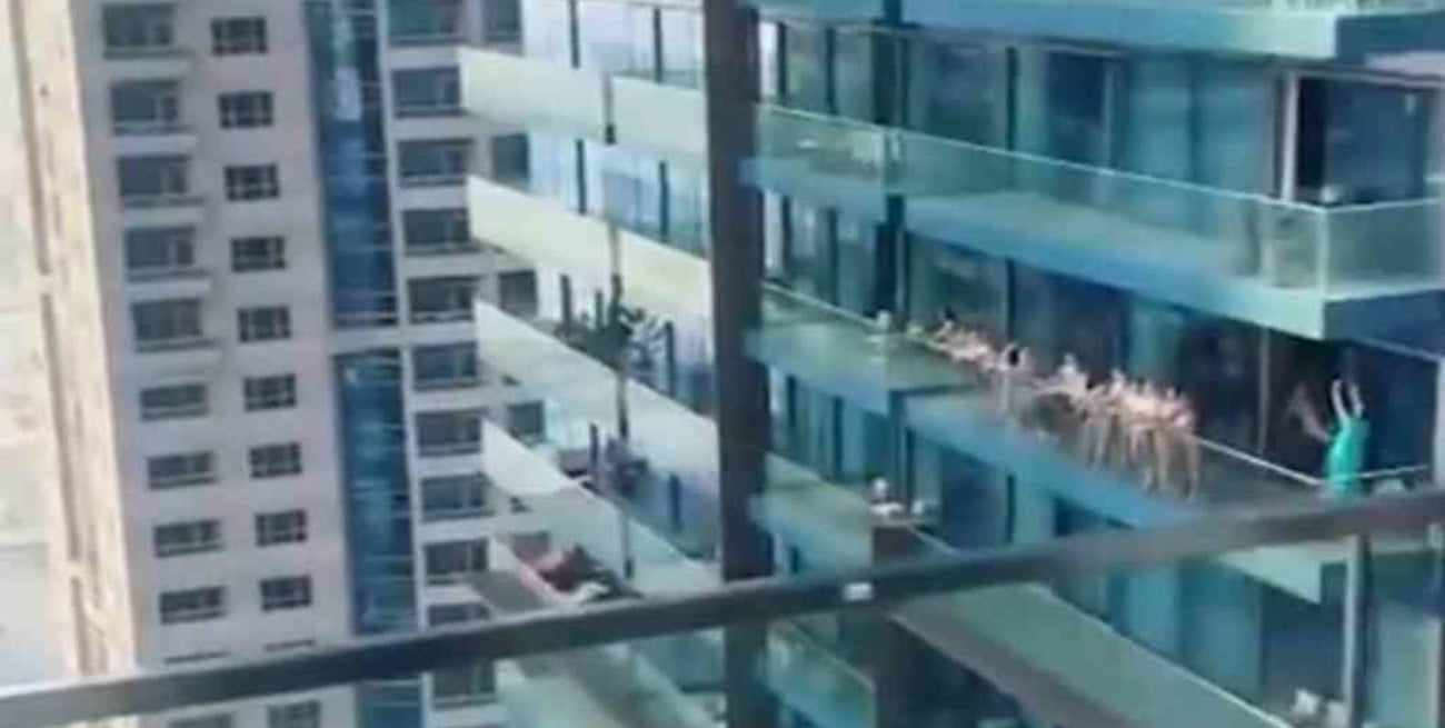 Modelos protagonizaron un escándalo en Dubai tras desnudarse en el balcón de un rascacielos