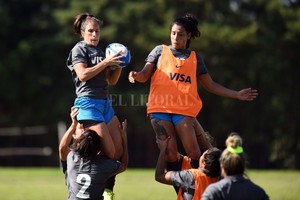 ELLITORAL_415429 |  Gentileza Diego Aráoz / La Gaceta Déborah Fretes Hernández, en lo alto y a la derecha (con pechera naranja), es siempre tenida en cuenta en el seleccionado argentino.