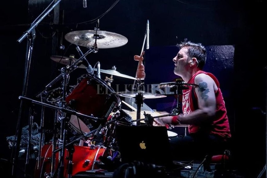 ELLITORAL_414845 |  Gentileza Al Dana Fotografía Fajardo, ex El Otro Yo, transmitiendo su energía desde la batería.