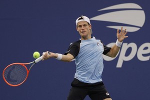 ELLITORAL_401914 |  Reuters Sep 5, 2021; Flushing, NY, USA; Diego Schwartzman of Argentina hits a forehand against Botic Van De Zandschulp of the Netherlands (not pictured) on day seven of the 2021 U.S. Open tennis tournament at USTA Billie King National Tennis Center. Mandatory Credit: Geoff Burke-USA TODAY Sports