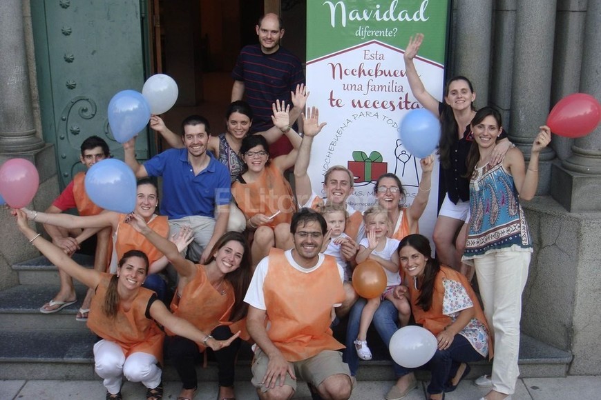 ELLITORAL_167602 |  Gentileza Nochebuena para Todos Santa Fe Equipo. El grupo se compone de familias jóvenes que decidieron emprender la versión local de Nochebuena Para Todos, una cruzada que comenzó en Buenos Aires y hoy tiene réplicas en todo el país.